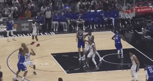 依旧无解！伦纳德外线拿球虚晃一枪，随后干拔顶着防守命中