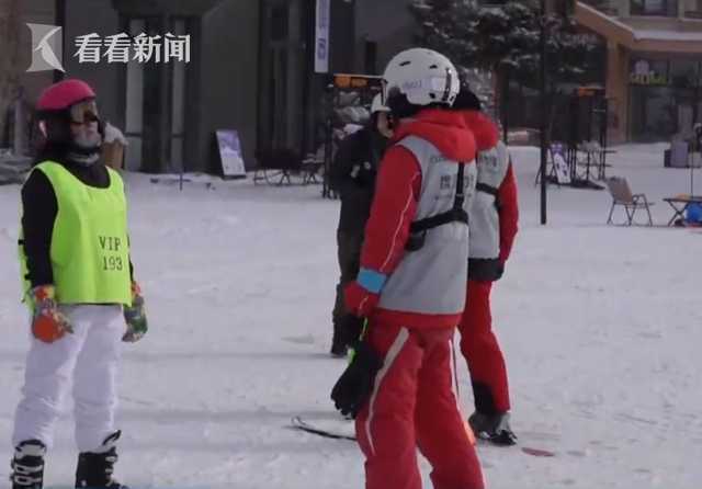 滑雪运动火了!但花2万元请的教练连穿鞋都不会?