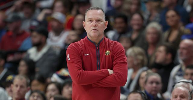 掘金主帅迈克尔-马龙触发健康与安全协议