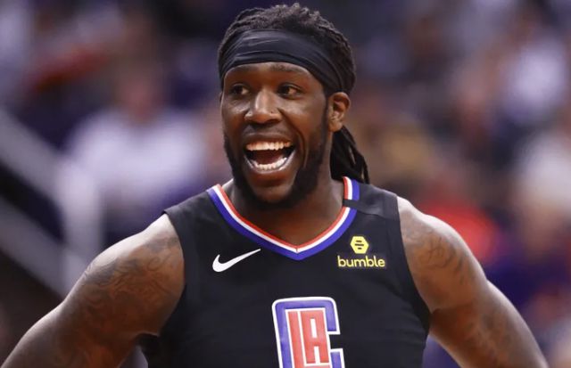 快船记者：赛前哈勒尔依旧像从前一样，为每位快船球迷签名