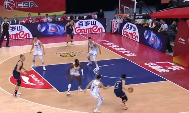 胡明轩一打三得分+鲤鱼打挺，谁注意场下全员欢呼，已回巅峰！