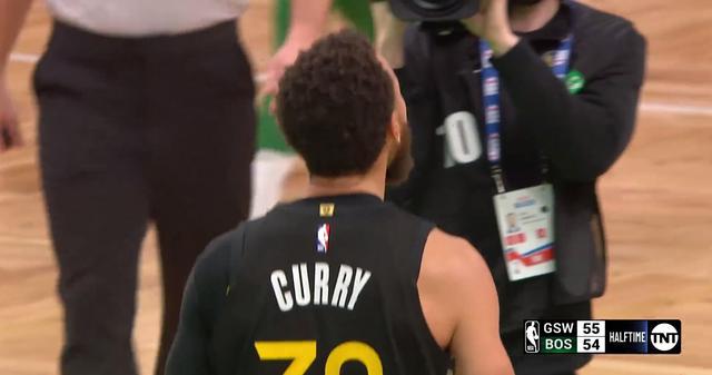 波士屯！库里命中神仙压哨之后大喊：这是我的屯儿~