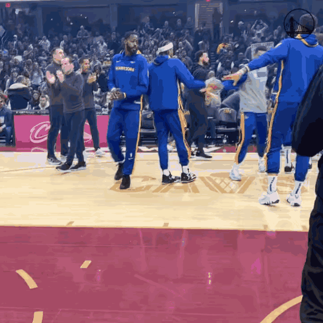 普尔赛前进场比“牛”+疯狂摇手 惊呆骑士队吉祥物