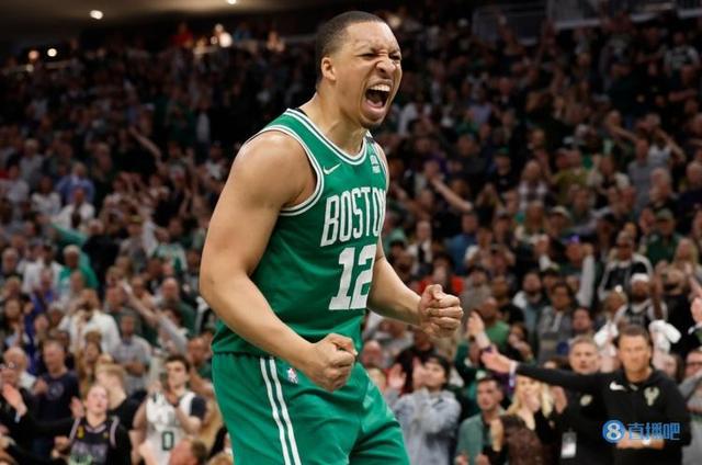 替补奇兵！格威13中7&三分6中4砍25分5篮板 其中第二节砍16分