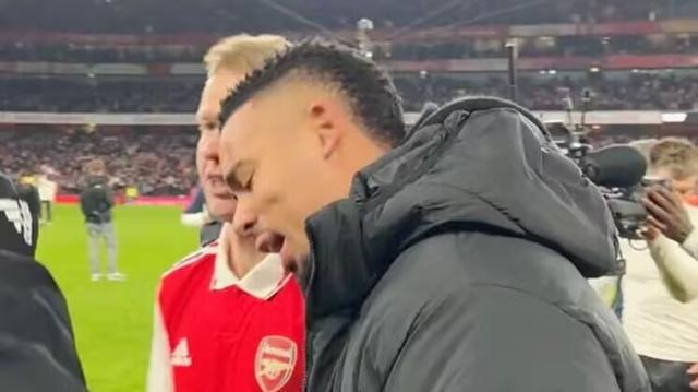 热苏斯赛后和球队一起庆祝,特意在球员通道等恩凯提亚祝贺他