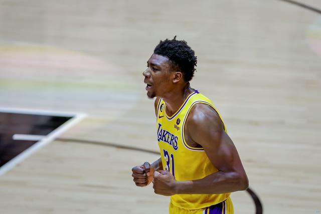 托布：中场更衣室很安静 但随后我们开始沟通 这是下半场的变化