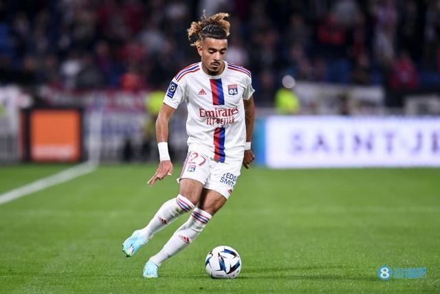 电讯报:切尔西冬窗想签里昂19岁右后卫古斯托,里昂想留人到今夏