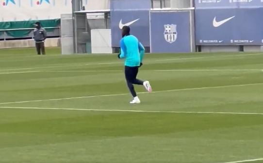 老毛病又犯了！记者：登贝莱今日训练再次迟到