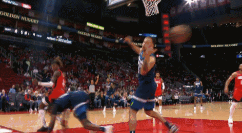 安德森右手推杰伦-格林 左手推队友压到格林 还想上前理论吃T