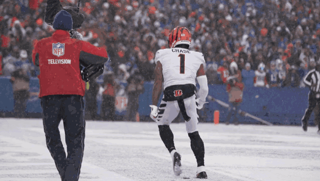 NFL球员达阵后做出哈登后撤步庆祝动作 登哥转发:非常到位