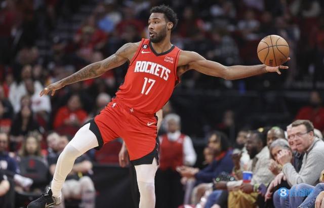 塞拉斯：伊森总能抢到进攻篮板和五五开的球 他做得很棒