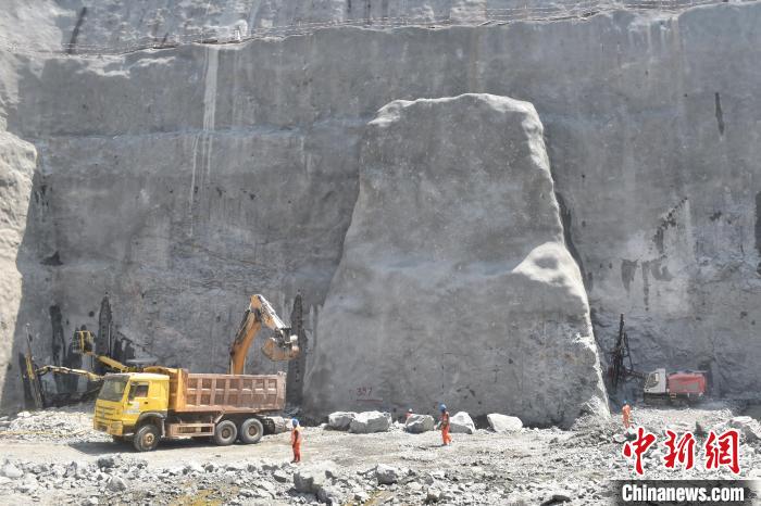（新春走基层）中国建设者坚守岗位 保障“非洲三峡工程”施工进度