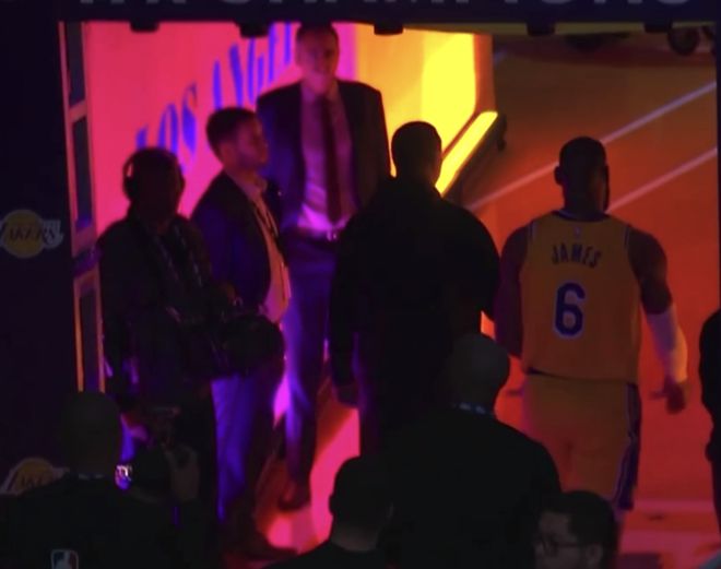 快船大胜湖人！詹姆斯气愤离场，威少展露沮丧，伦纳德+乔治狂笑