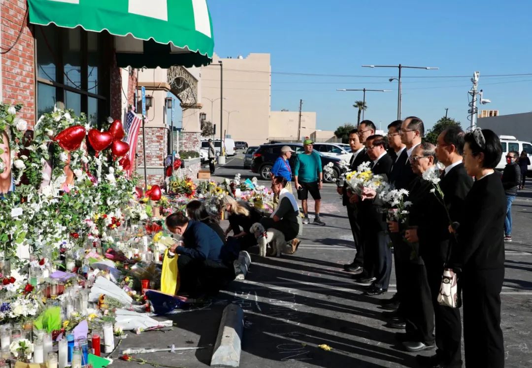 驻洛杉矶总领馆代总领事施远强向蒙特雷公园市枪击事件遇难者致哀