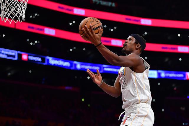 斯特鲁斯谈末节：防守-打停&反超-末段把球给巴特勒-把胜利带回家