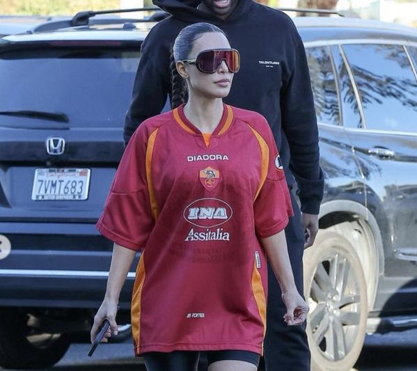 25年老球迷金卡戴珊身穿97-98赛季罗马队服现身洛杉矶街头