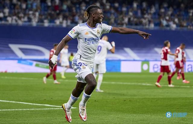 世体：卡马文加在左后卫上表现出色，出战皇社可能继续踢这个位置