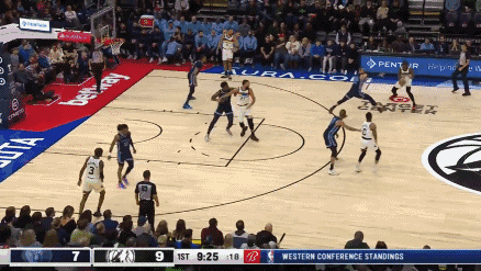 爱德华兹冲刺超远滑翔炸扣 JJJ躲开式防守逃过一劫