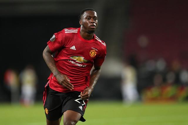 罗马诺：曼联曾考虑1月买右后卫，但最终选择继续用万-比萨卡