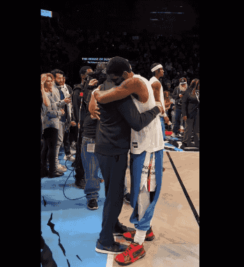 前美国男篮主帅&杜克主帅老K教练现场观战 欧文与其拥抱致意!