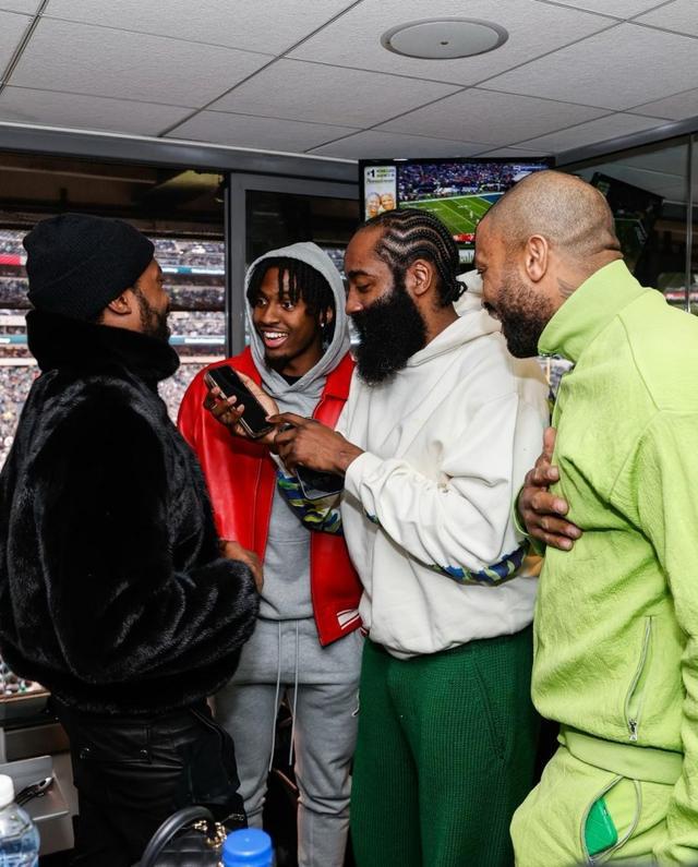 哈登INS晒与恩比德等队友观战NFL:没想到我的49人竟然输了