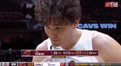 降降温!奥斯曼赛后场边接受采访 被米切尔摁头浇水